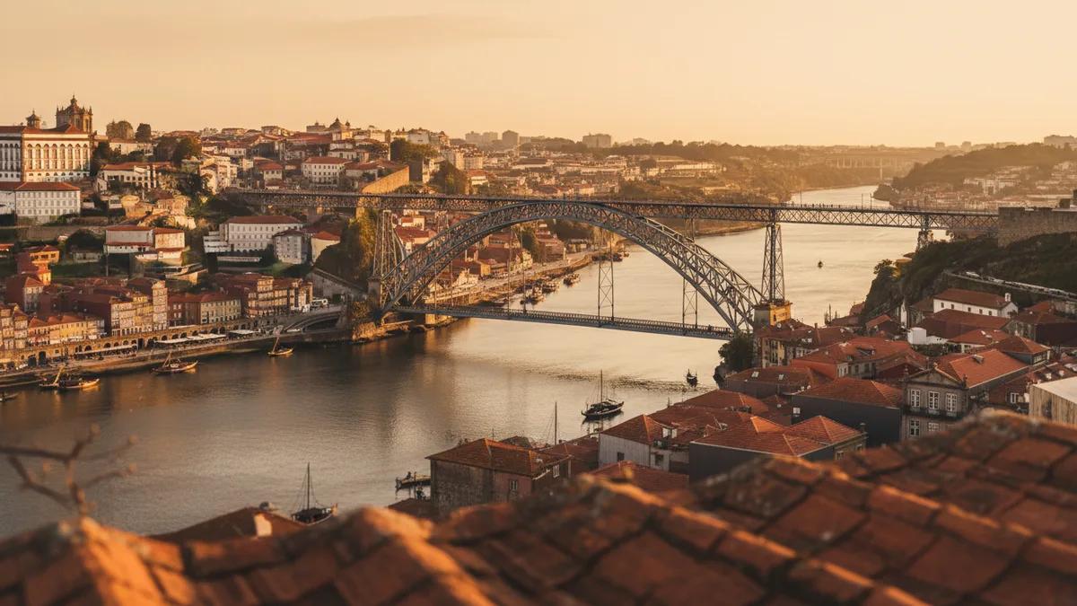 Vista da hora dourada sobre o rio Douro e os telhados do Porto com luz quente